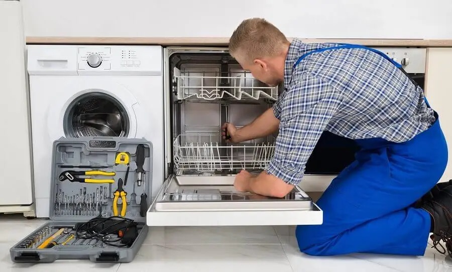 Balçova Philips servisi teknisyen ekibi beyaz eşya tamiri yaparken